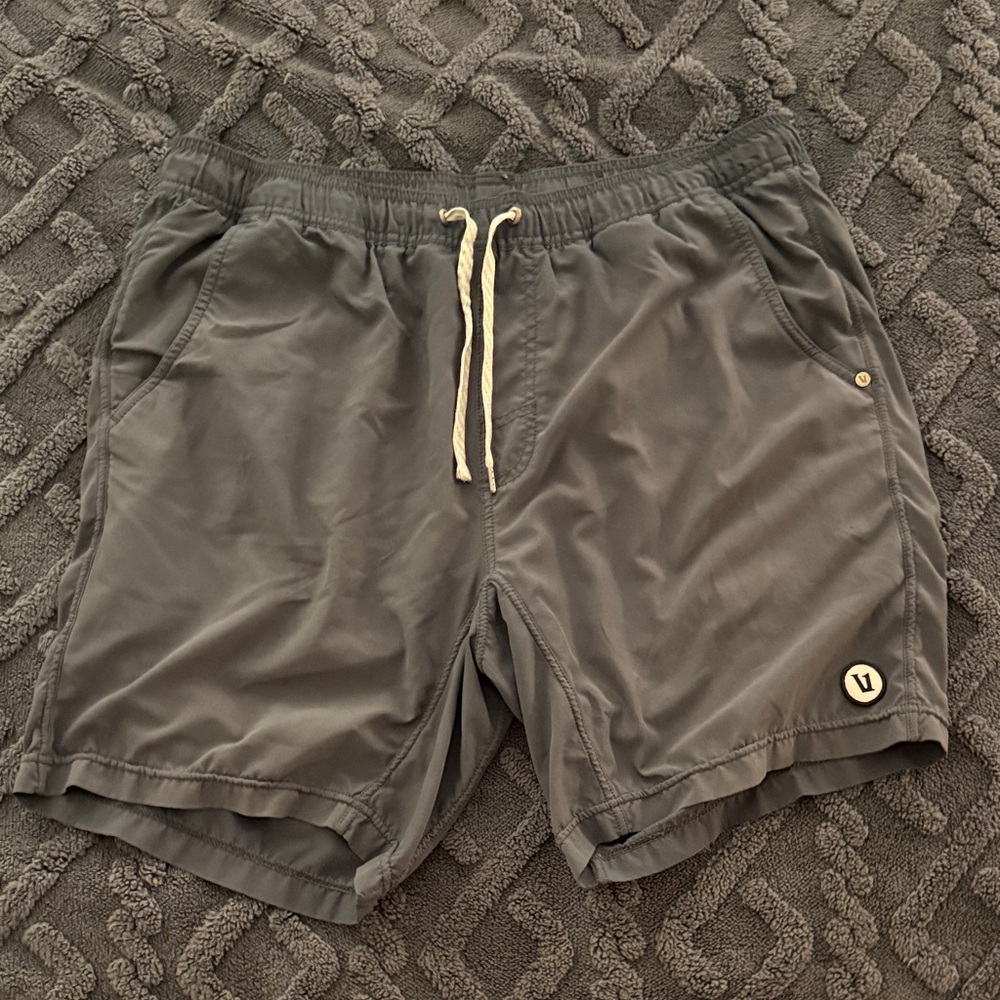 Vuori XL 7” dark Gray Performance Shorts